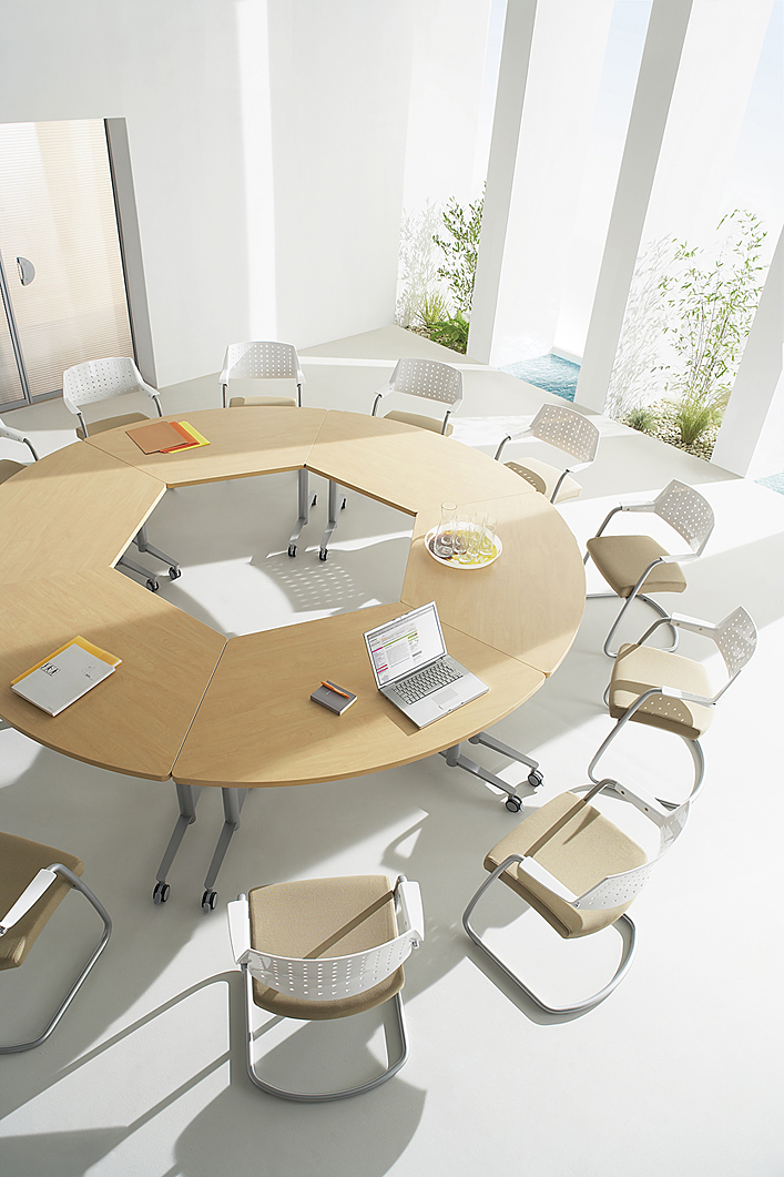 Table rabattable pour réunion.